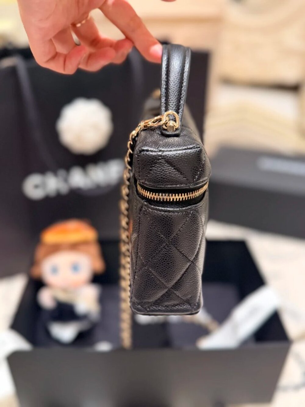Classic CHANEL Bags: A Stylish and Versatile Choice for Elegance - Picture 6 of 6